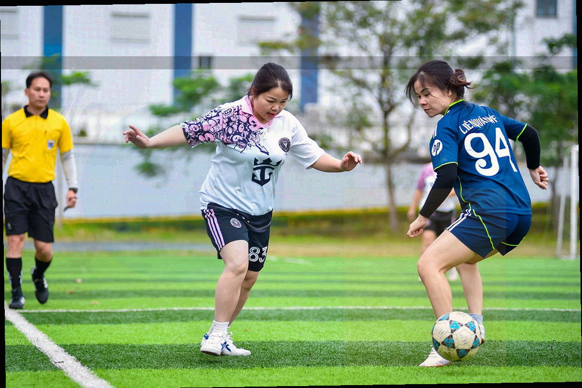 焕新版内容中心首页线框示意图，标明首页、赛程、球队详情、比分直播与收藏赛事内容入口的信息层级